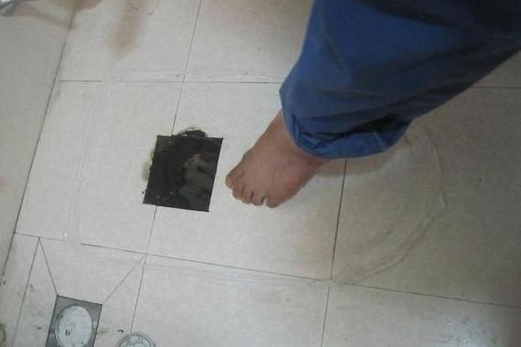 新房入住不到半年厕所恶臭难闻，拆掉马桶才发现问题出在这！