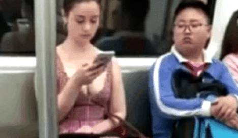 地铁偶遇外国漂亮女孩,胖男孩朦胧的眼神:真养眼 ,好久没喝奶了