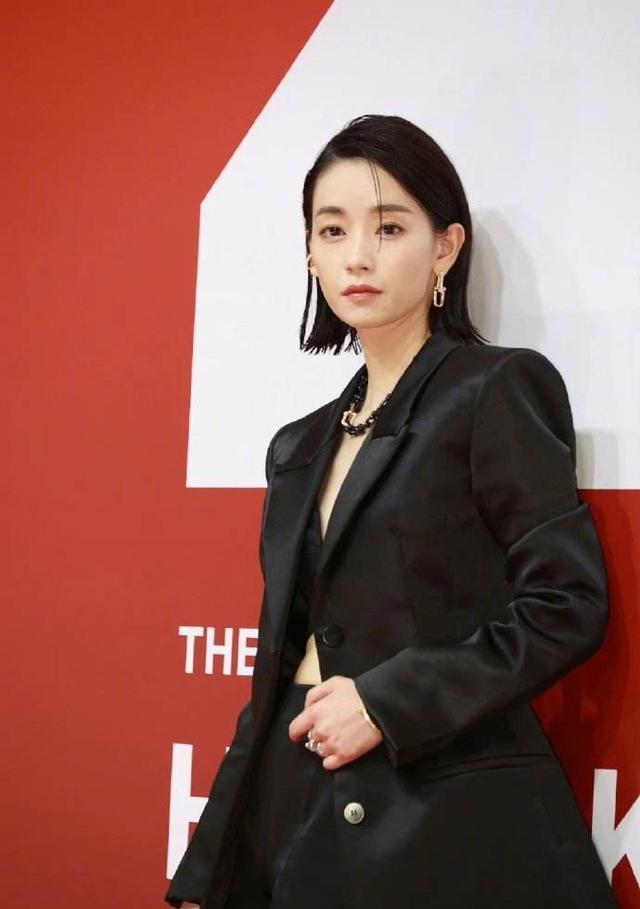 黄文秀|英皇排除万难签下刘雅瑟,她获大奖片约不断,谢霆锋暂未送上祝福