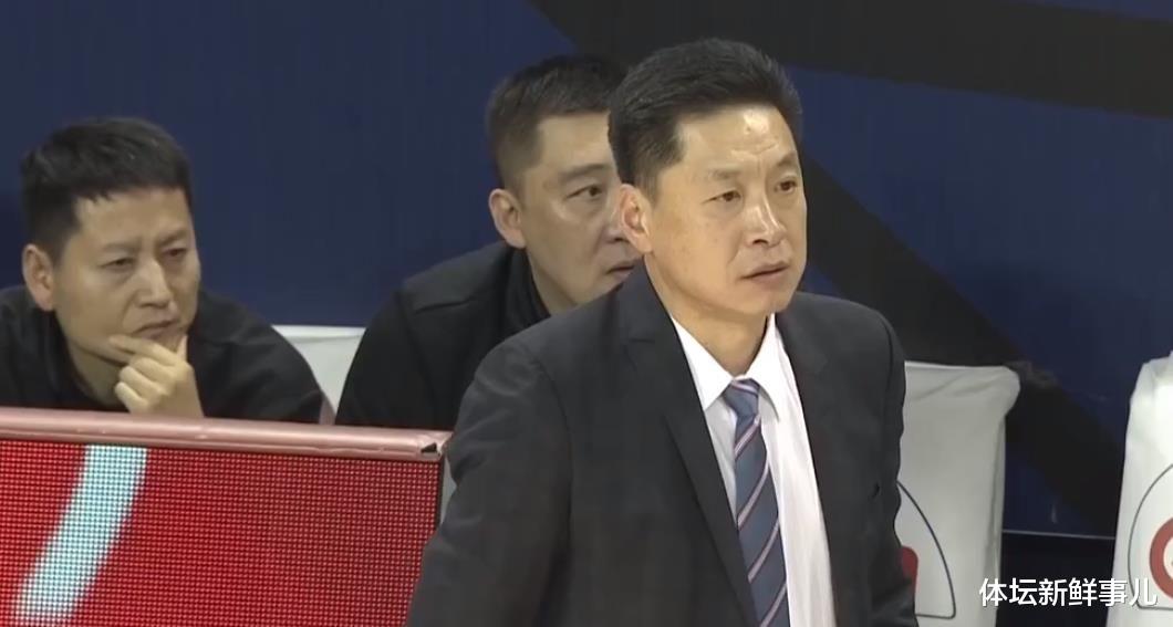 广东男篮|疯狂3连胜！王哲林又创纪录，易建联15中5耻辱输球，犯规24比13引争议