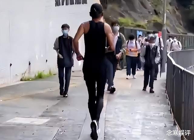 周润发|67岁周润发罕见公开露脸，满头的白发和皱纹，胸肌下垂十分显眼