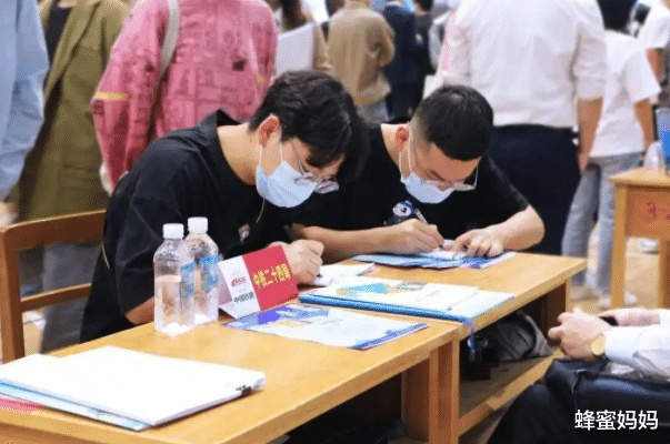 北京市|2022“中国铁建”开始招聘,本科生月薪7000左右,应届生要把握住机会