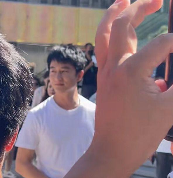 黄轩|三里屯偶遇黄轩拍戏，穿白T恤少年感十足，五官帅气被赞像高中生