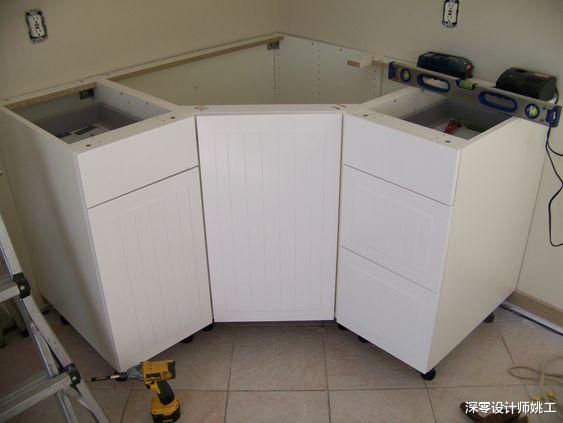 厨房越小，越要注意转角收纳，试着从地柜入手，不易造成空间上的浪费