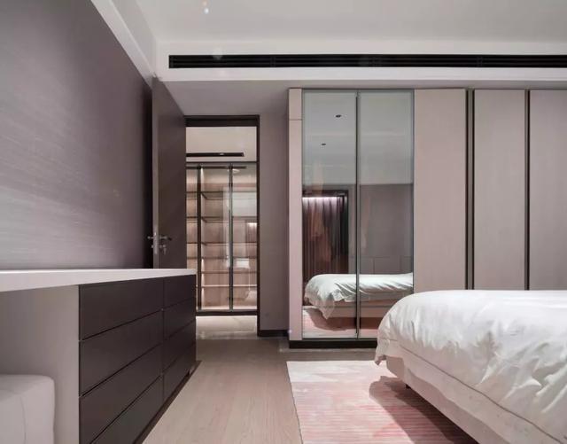 你还在买衣柜？聪明人都开始“挖墙”装衣橱了，漂亮还省空间