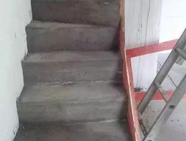 表哥农村自建房这样建楼梯,一进门我差点笑出声,太逗了