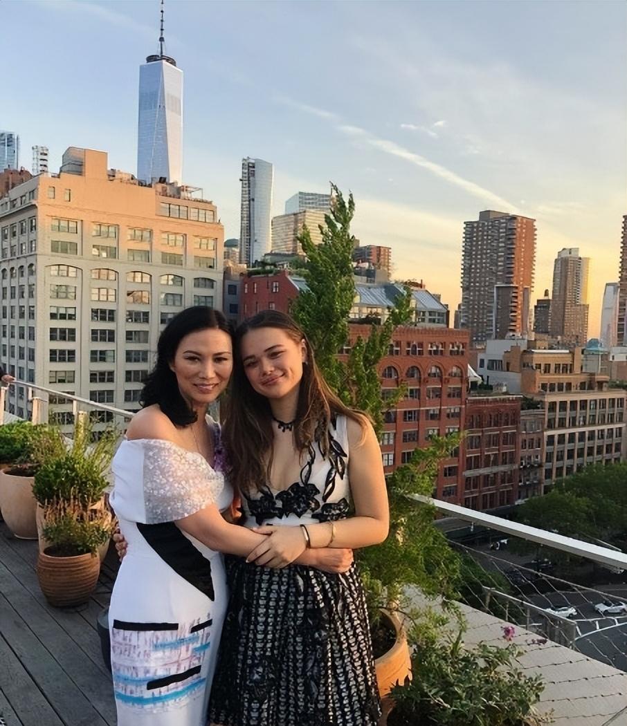 邓文迪|邓文迪21岁女儿：深得父亲默多克宠爱，身家160亿，男友家世显赫