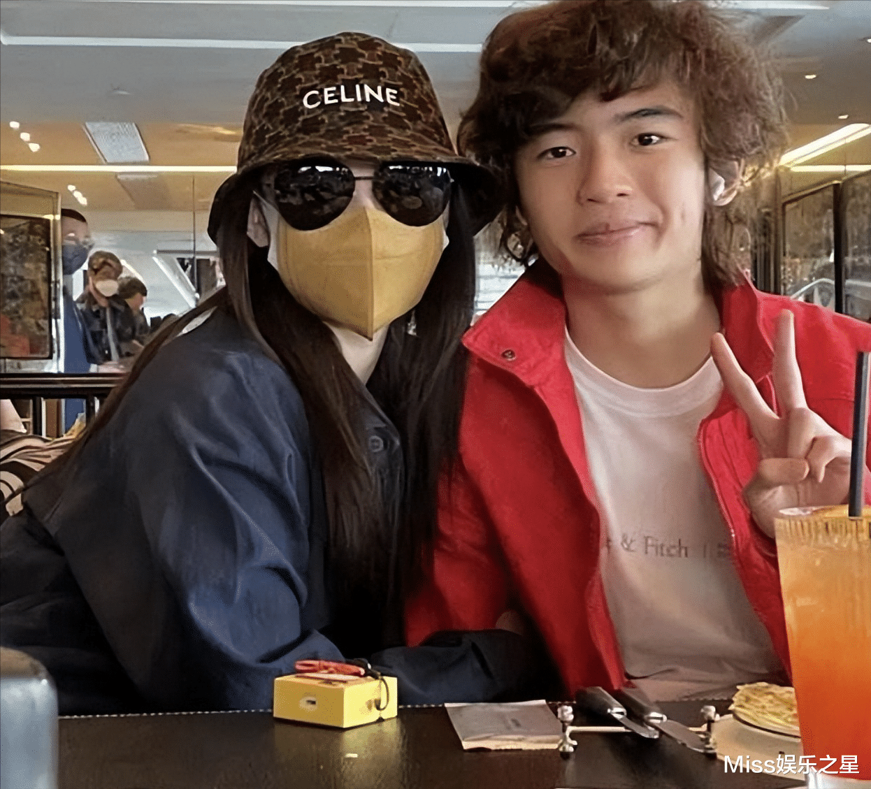 王菲|曝王菲现身王家卫片场,52岁皮肤显松弛,网友猜测天后或将复出