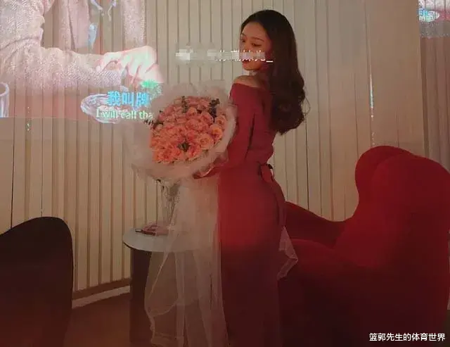 |女友晒生日照,颜值很高身材超好,吴前及时现身留言区