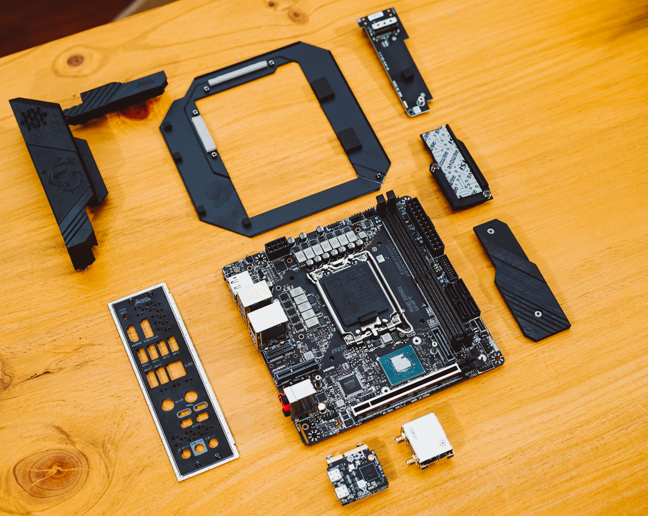 meg|暗黑系加持,12代平台超猛小钢炮!微星MEG Z690i UNIFY暗影图赏