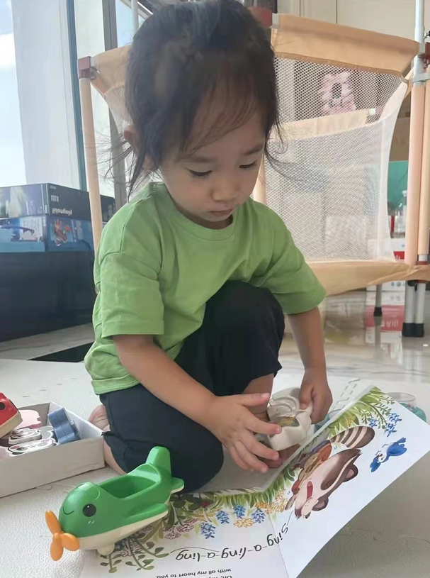 应采儿|应采儿晒出小儿子近照：hoho长相秀气像女生，单眼皮似爸爸陈小春