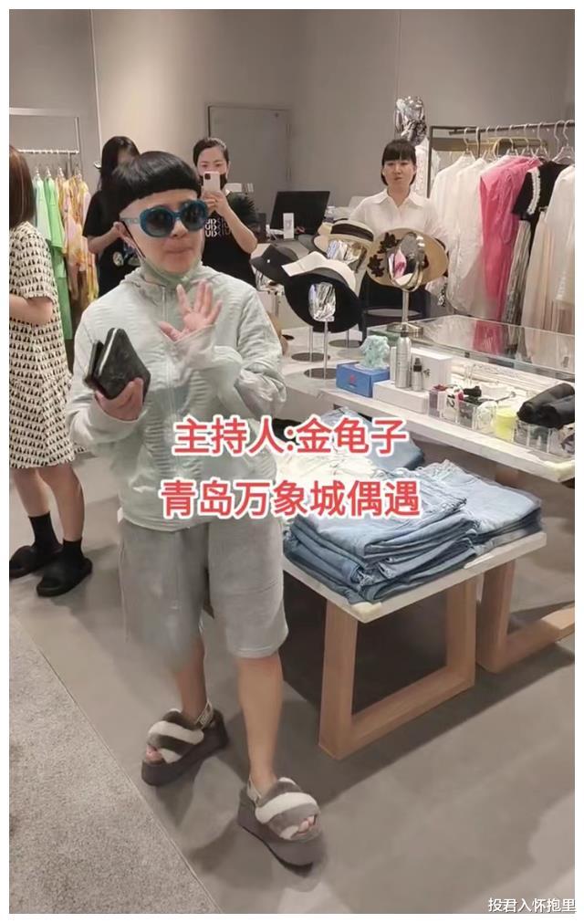 刘纯燕|52岁金龟子回青岛婆家!穿裤衩逛商场接地气,老公王宁罕见缺席