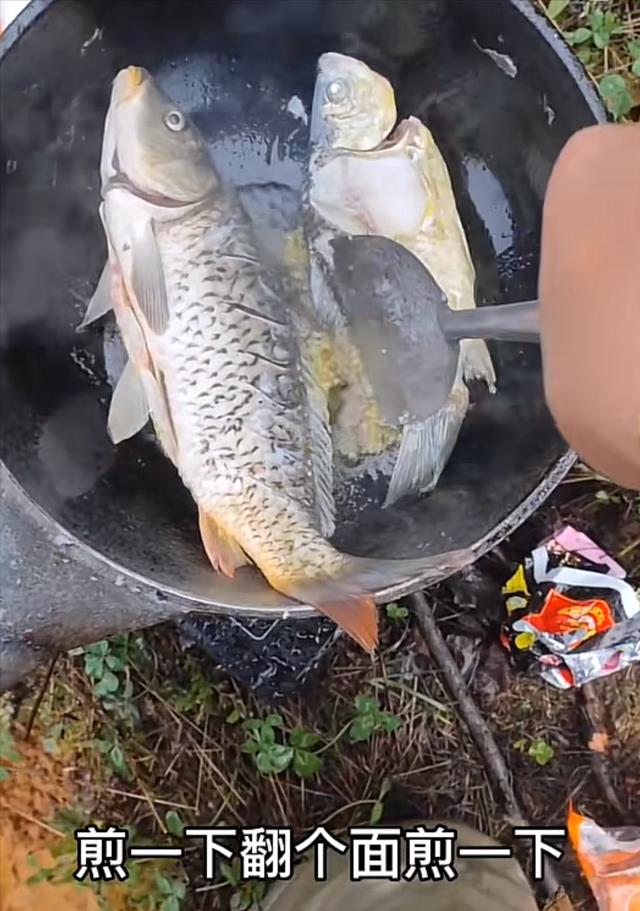 男子痴迷钓鱼导致离婚,一边晒离婚证一边笑:这回拿媳妇儿打窝了