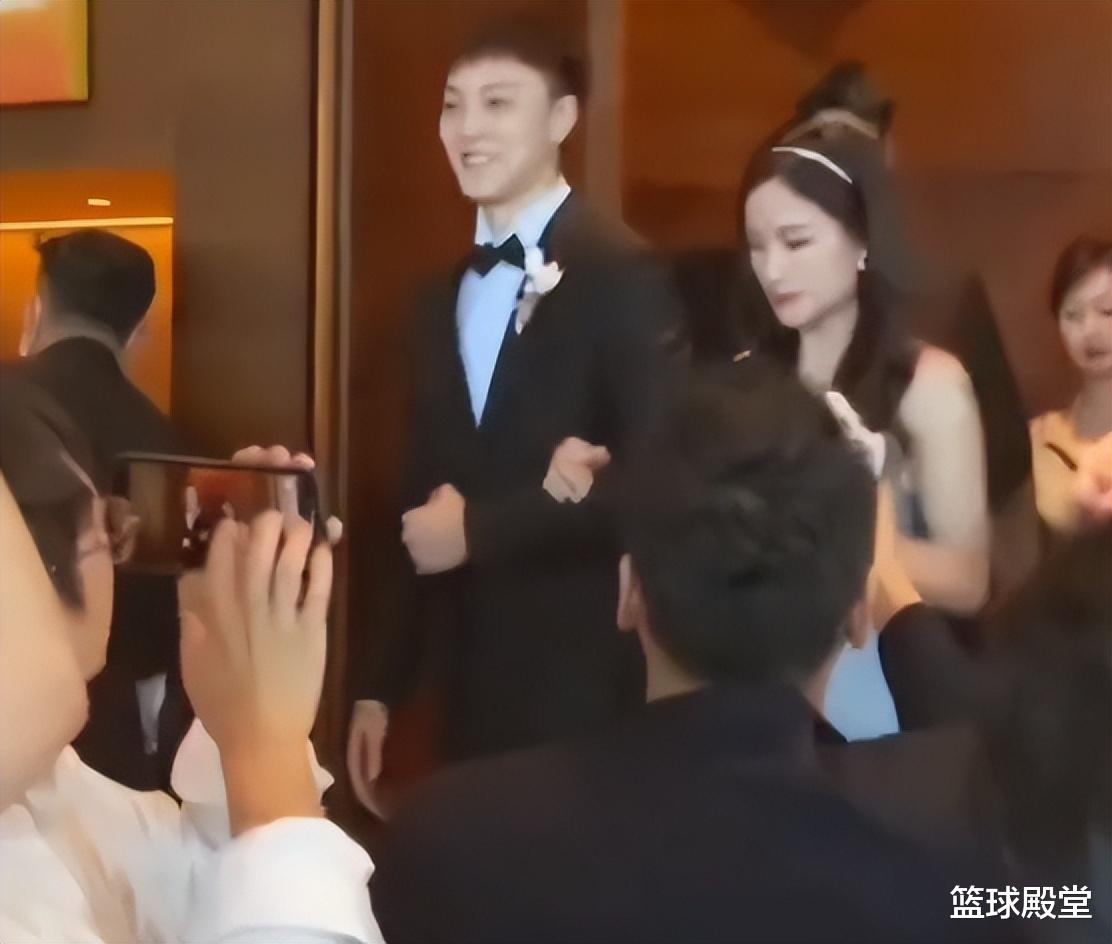 |王薪凯伴郎团近照!胡明轩牵大鸟女友,赵锦洋酷帅,阿日神似新郎