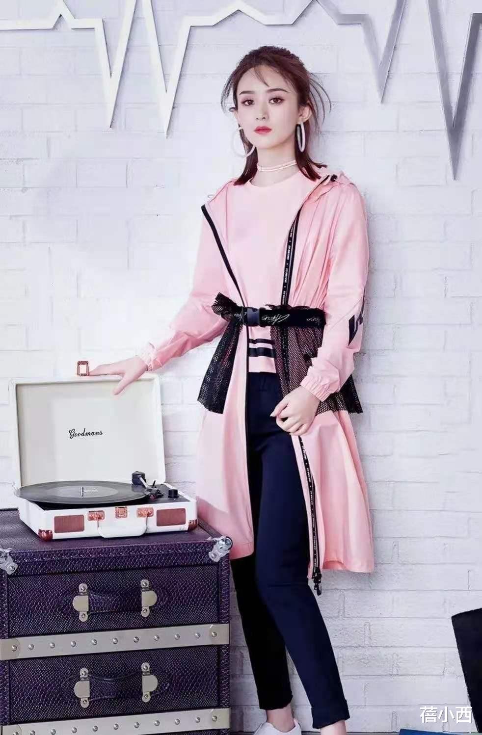 赵丽颖|赵丽颖越来越会“扮嫩”，穿粉色长外套搭“小黑裤”，嫩成18岁