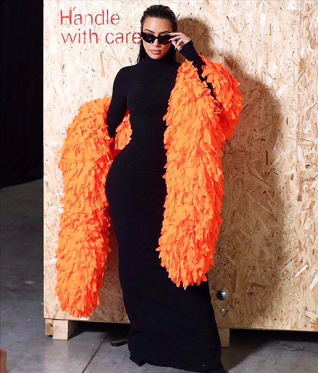 石原里美|金卡戴珊这身新造型好美！橙色羽毛披肩好霸气，比“胶带装”好看