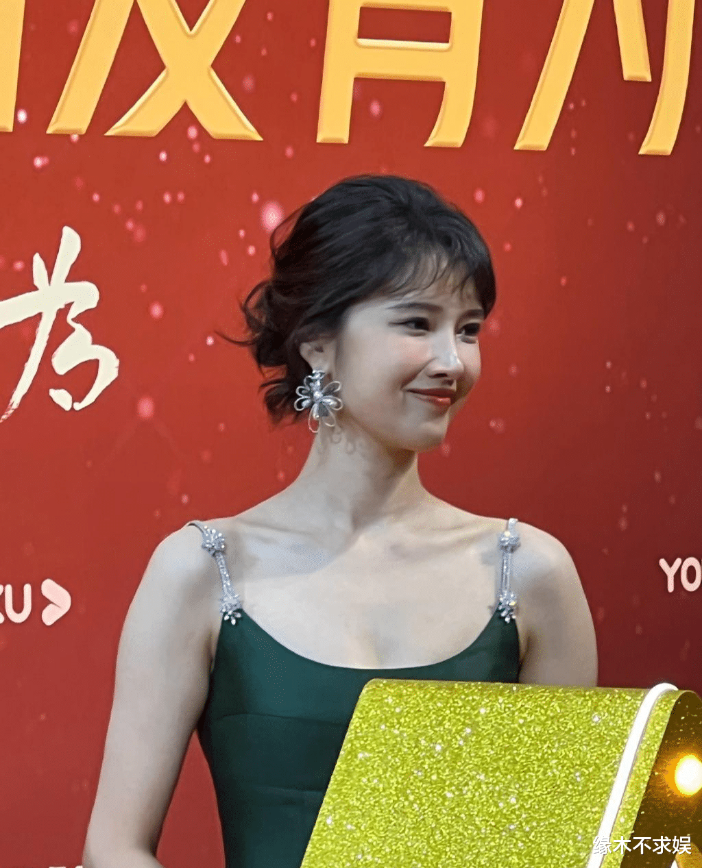 奚望|《唐诡》“轻红”飞天奖红毯，美到让人认不出！亲哥曾演烈火军校