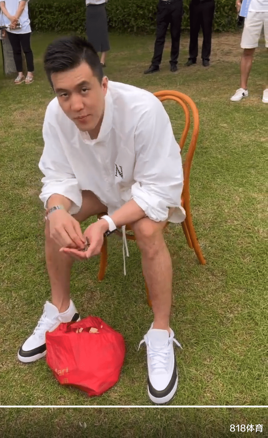 郭艾伦|活该你单身! 赵继伟和爱妻表白激动落泪, 郭艾伦最后一排津津有味嗑瓜子