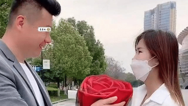 女子千里迢迢见网友，男子摘下她的口罩：差距太大了吧！我想逃跑