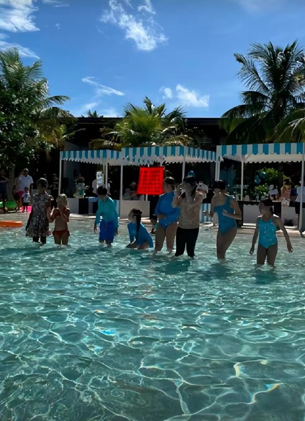 富士康老板娘全家出游!47岁穿比基尼太火辣,71岁老公仍拼四胎