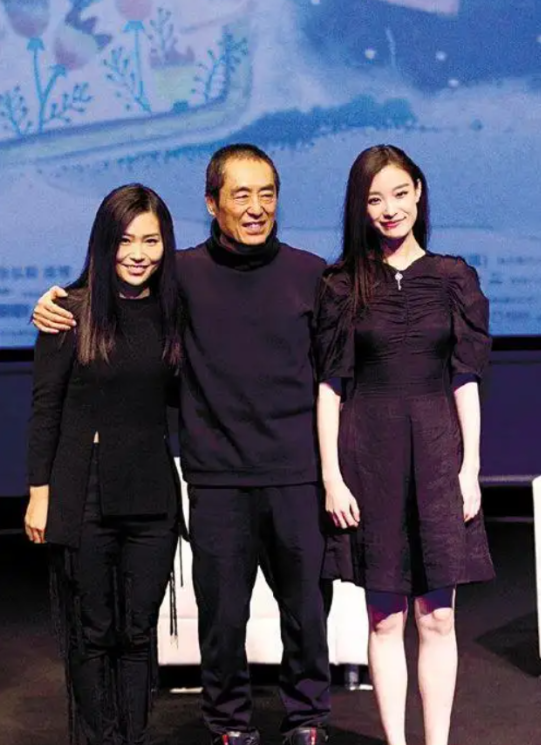 倪妮|张艺谋女儿不靠爹也优秀,穿搭简约却高级,同框倪妮气质也不输