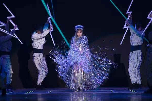 王心凌|甜心教主王心凌演唱会举行 穿短裙热舞大秀好身材