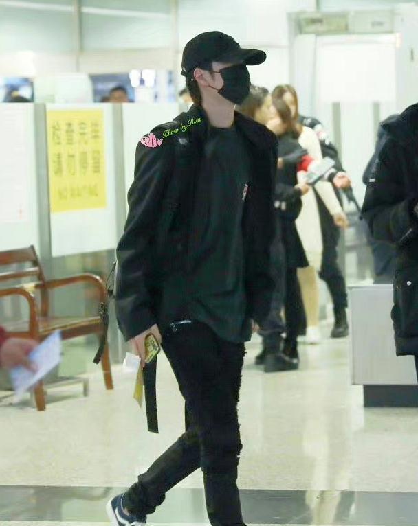 王一博|王一博现身北京,心情沮丧低头走出机场,《长空》撤档他也很难过