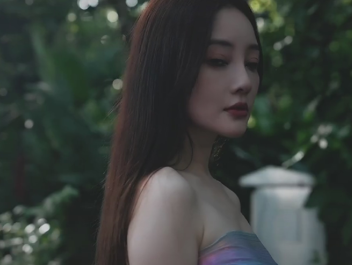 李小璐|41岁女演员李小璐去庙里修行，浓妆淡抹、穿着暴露被嘲借佛作秀