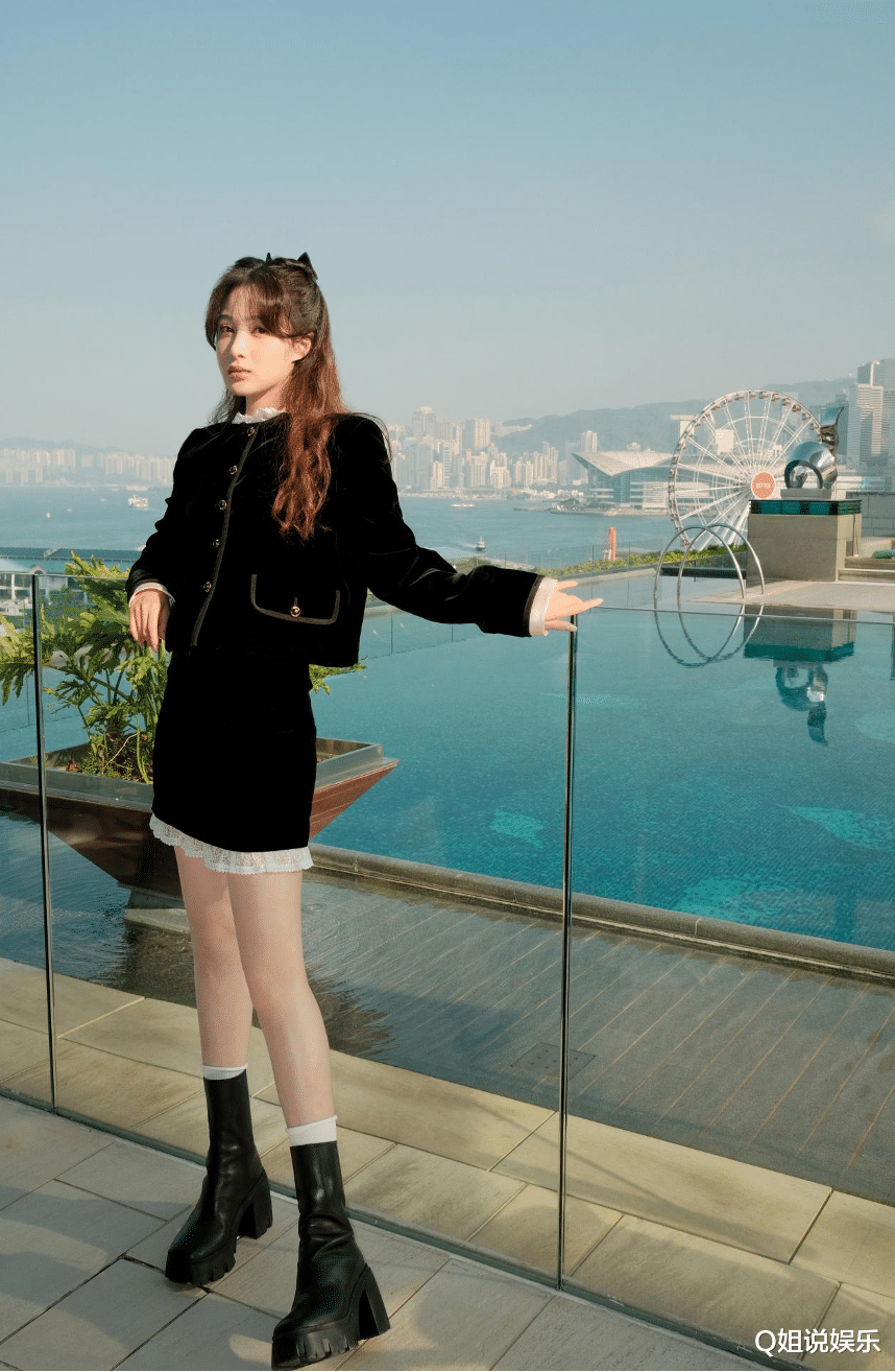 孙嘉璐|孙嘉璐发plog告别2022,新年第一个眼神就让人着迷的氧气少女