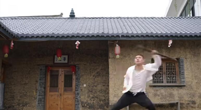 赵文卓|赵文卓“空中踢剑”火了，这些网红纷纷模仿，还真有人耍成了