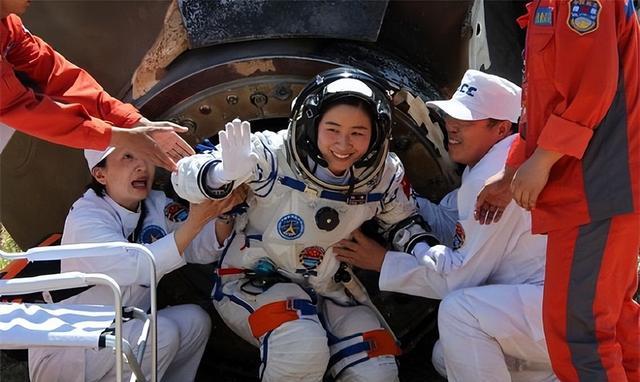 神舟十四乘组有女航天员?空间站高清大图公开,太阳翼设计好神奇
