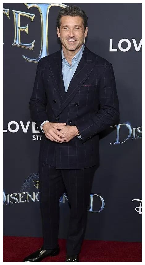 艾米·亚当斯身穿深v紫红礼服亮相《魔法奇缘2》的洛杉矶首映式