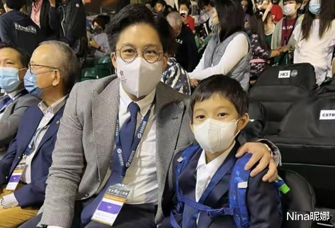 郭晶晶|霍启刚携妻儿看网球比赛!郭晶晶穿小西装像名门闺秀,母女同框五官似烙饼