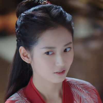 杨紫|出道即巅峰的顶流小花杨紫，年年出爆剧，为何今年风光不再？