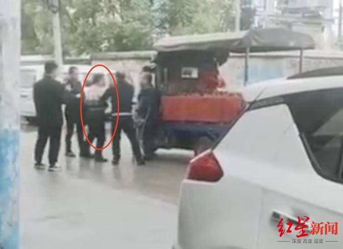城管当街殴打拄拐商贩，官方回应：系城管队长，拘留十日并开除公职！