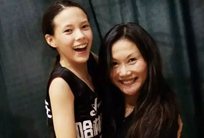 卡戴珊|谷爱凌身后的两个女人，一个比一个“狠”，难怪她从不提起爸爸