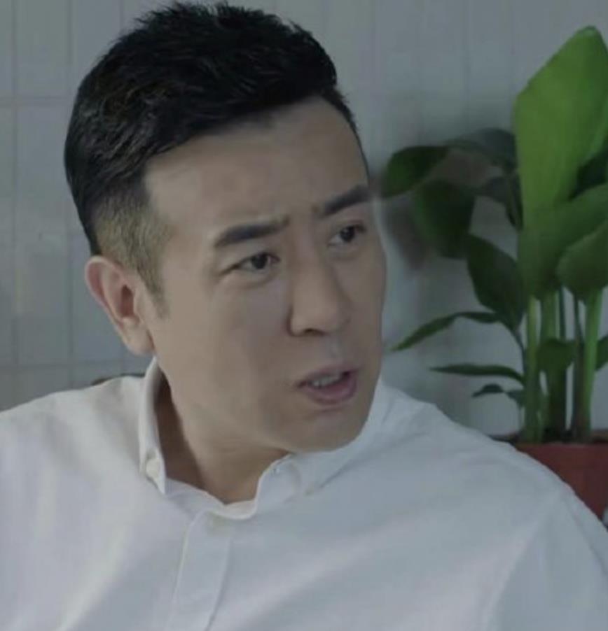 于和伟|50岁于和伟居家健身，动作娴熟一身腱子肉显眼，客厅摆设接地气