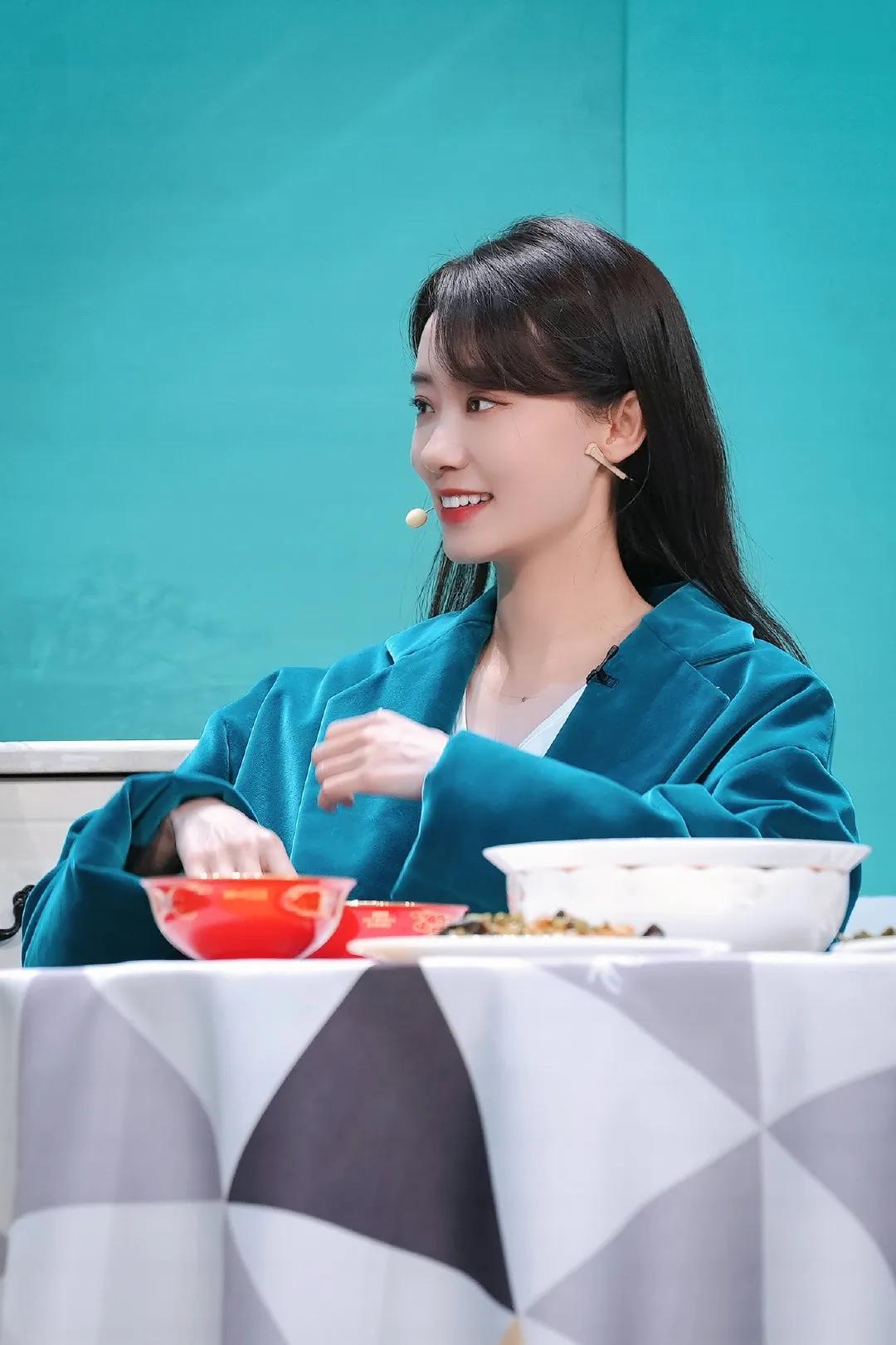 周扬青|春晚女神张小斐，孔雀蓝大衣下的美艳“孔雀精灵”