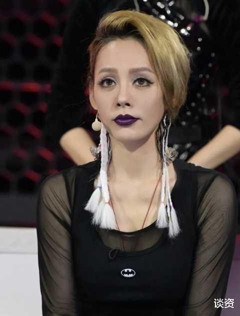 宁静|比男生还帅！50岁宁静机场现身一身橘色西装手插兜，不顾路人异样眼光跳舞