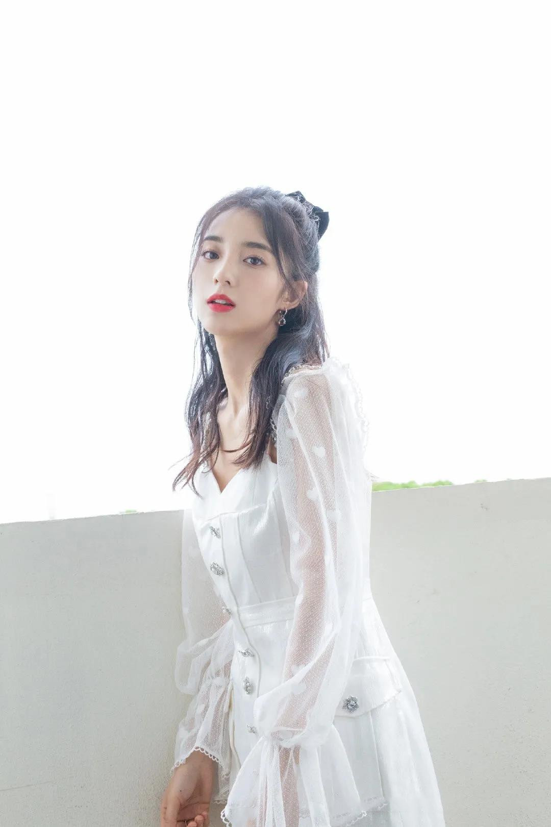 万鹏|万鹏，屏幕上的彪悍女汉子，现实生活的她，美得让人窒息