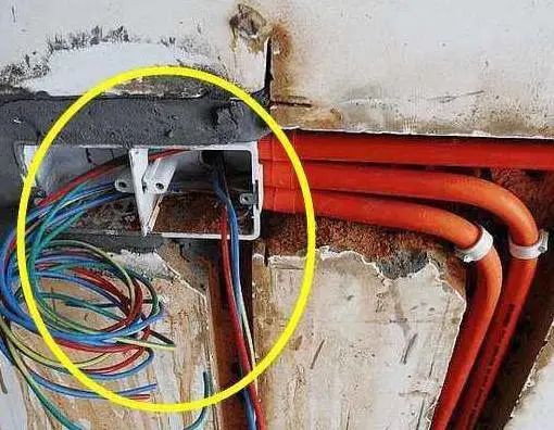 我家为了安全都装4平方电线,电工一看就愣住,这样装等同毁房