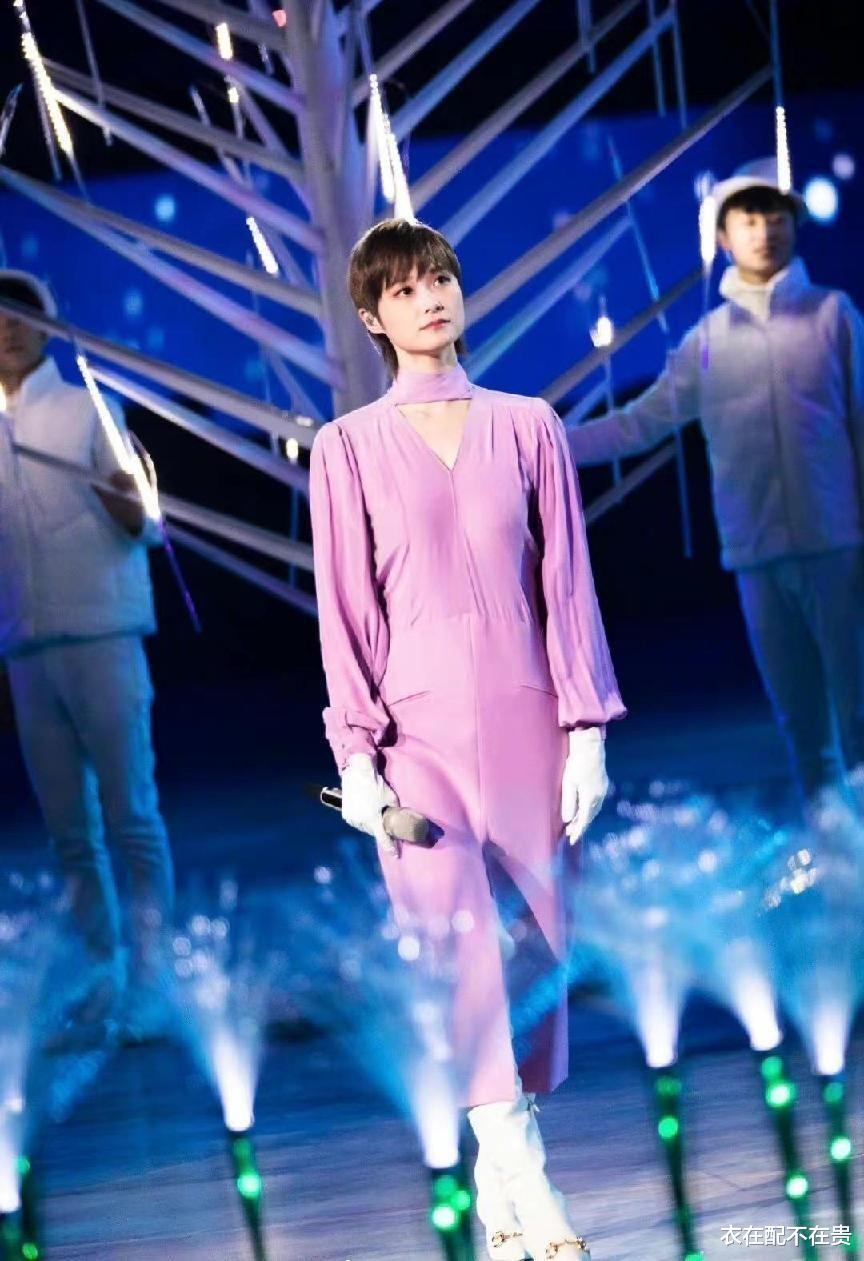 李宇春|李宇春找对风格后变女神,穿粉裙好有温柔感,配短发也颇显女人味