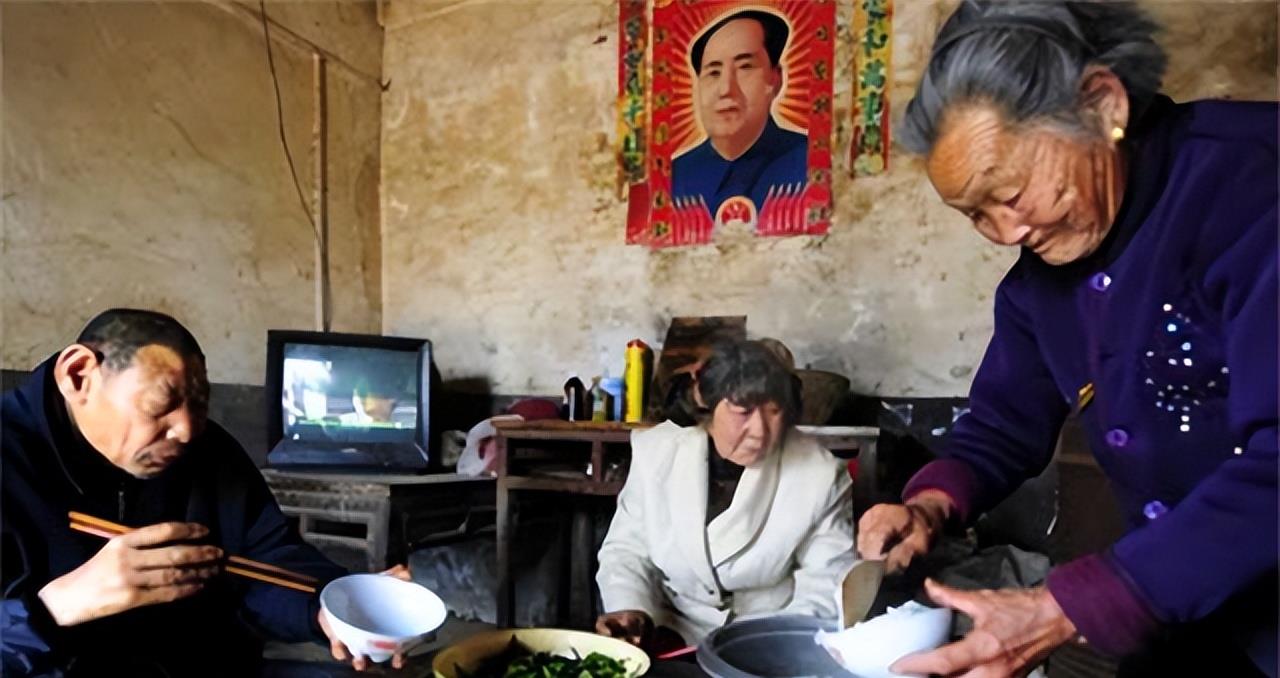 |陈秀英:近亲结婚嫁给表哥,生了3个猴娃,照顾了60多年,今105岁