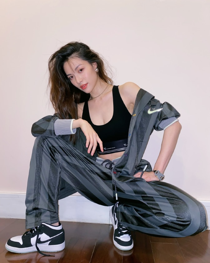 西装 钟楚曦真百变，灰色西装帅气时尚很有格调，扎双马尾却立变小可爱