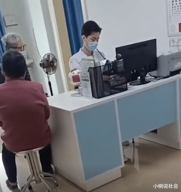 广东一女子轮番带公婆看眼科,每次都找同一位男医生,网友秒懂!