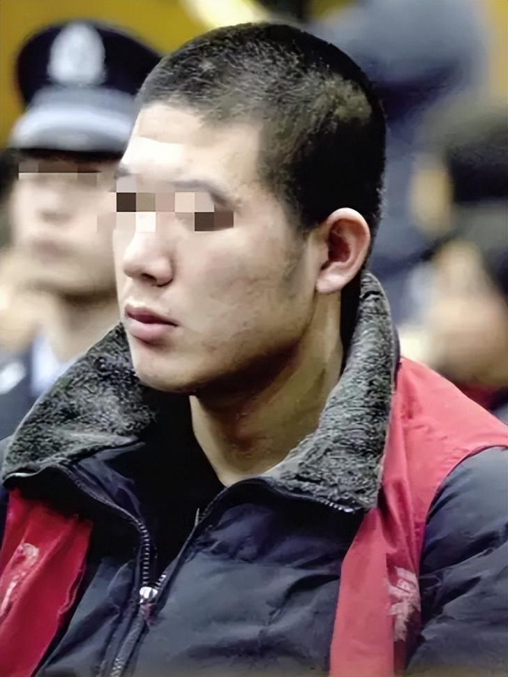2006年,退伍军人摆摊车子被收,下跪苦求无果,一刀刺死城管队长