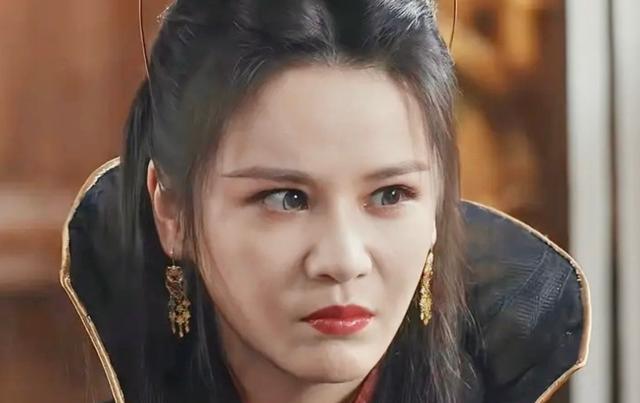 邱意浓|邱意浓直播眼眶微红,回应剧中状态不佳的问题,网友:撞脸杨紫