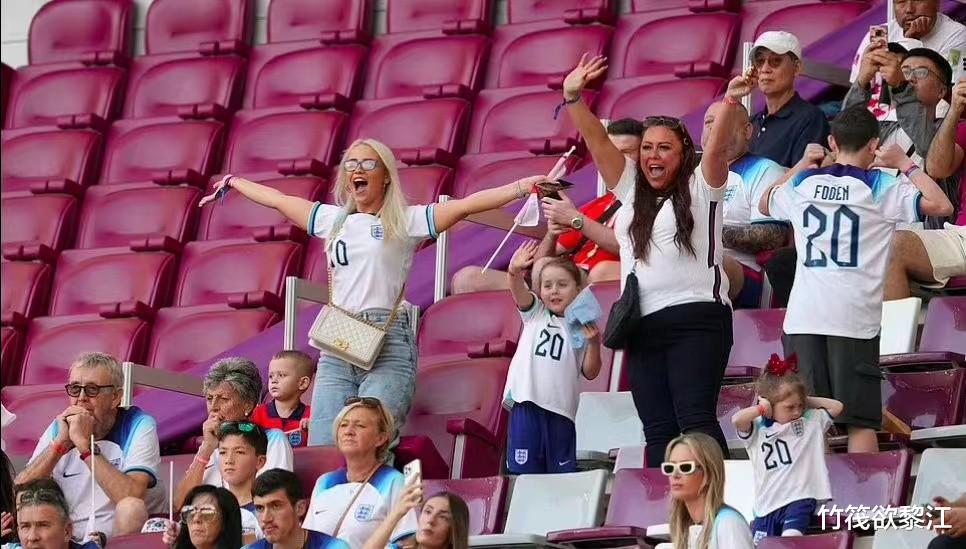 维多利亚·贝克汉姆|世界杯太太团还得看贝嫂！06年穿辣妹装翘腿，气场超强大！