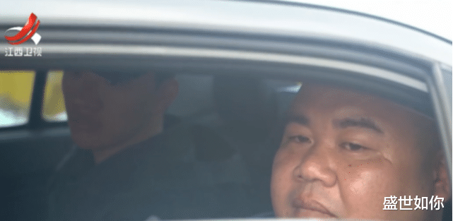 毒枭在看守所下跪向女友求婚,警察觉得奇怪,查明后女友改判死刑