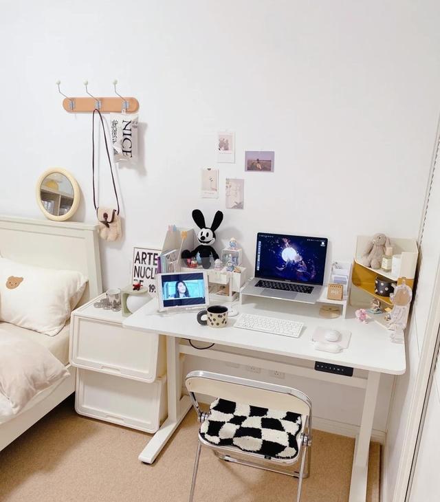 她家仅有94,虽然一点都不豪华,却处处充满了温馨,很有品味